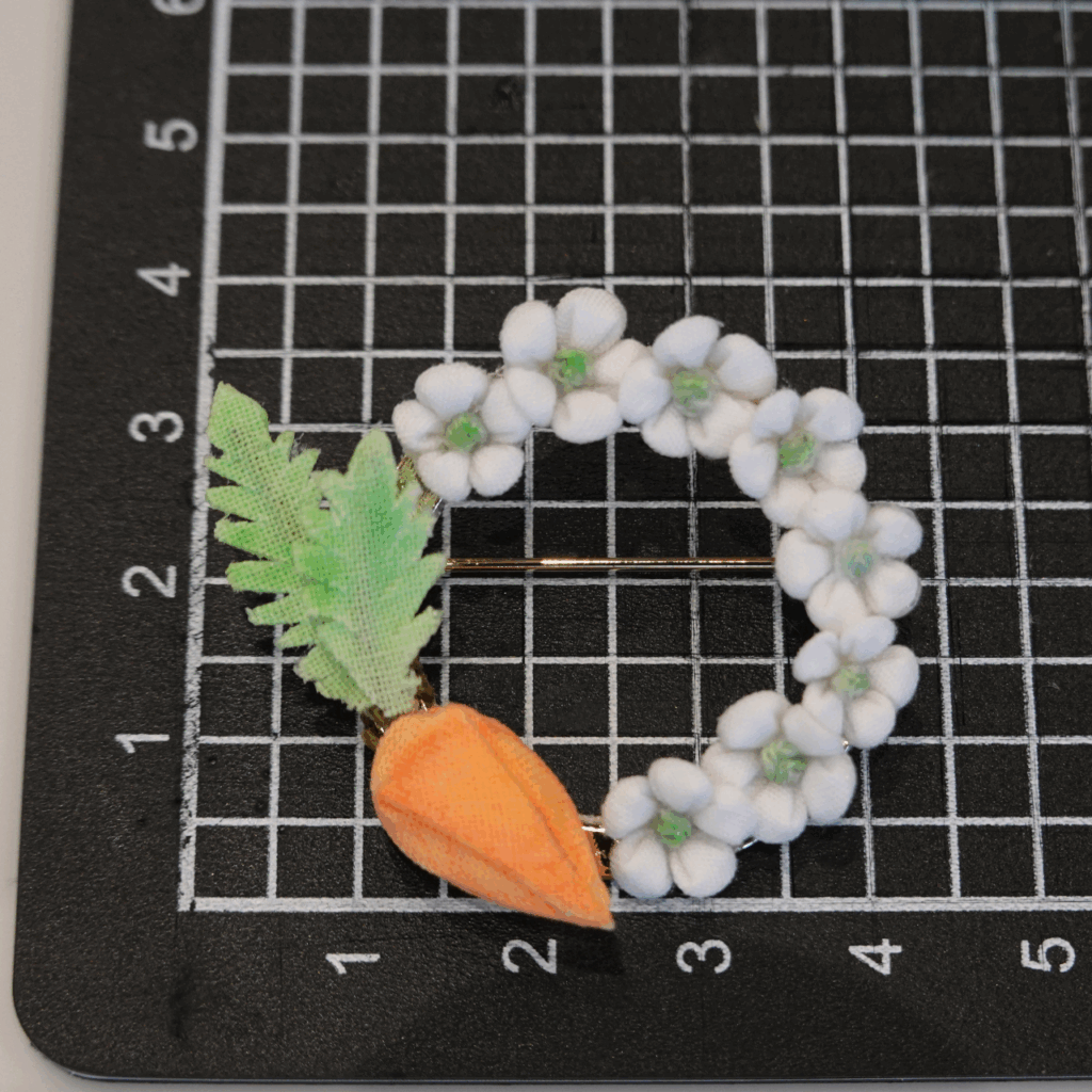 つまみ細工「春にんじんのブローチ」 サイズ確認写真