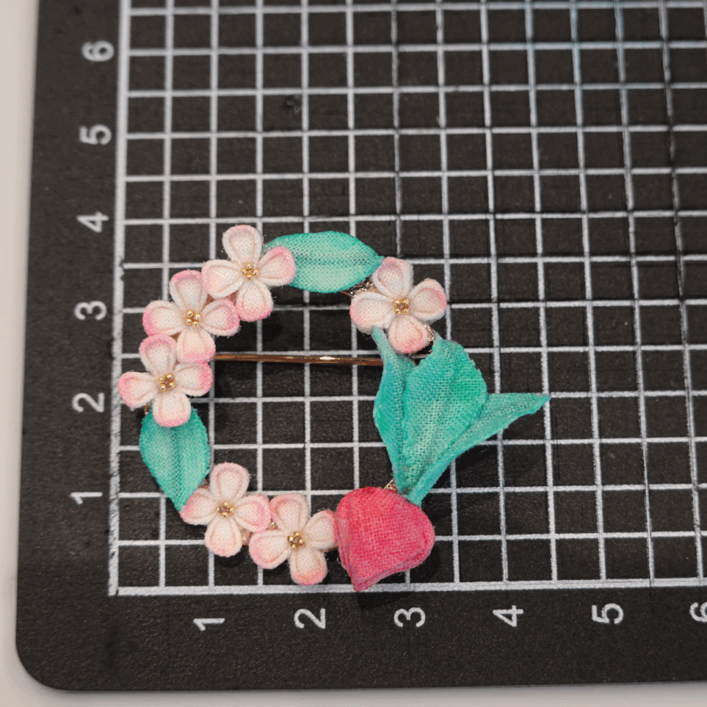 つまみ細工「らでぃっしゅのブローチ」 サイズ確認写真