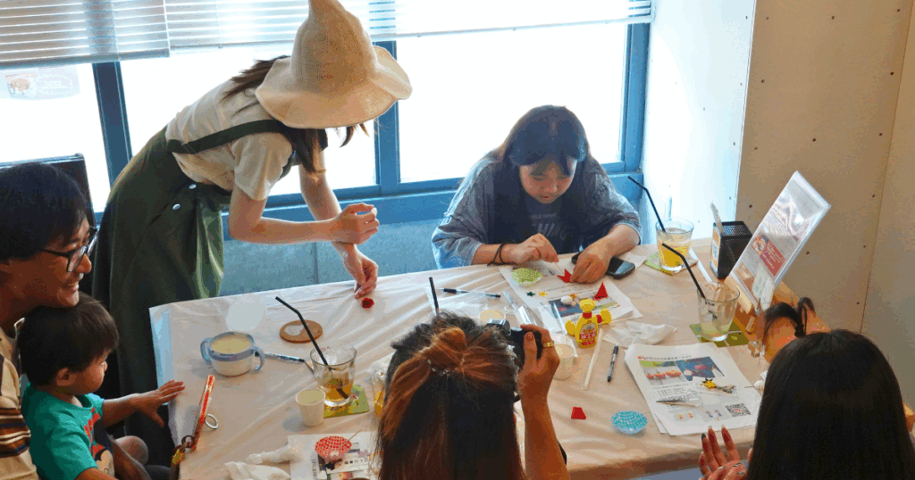 【ワークショップ実施報告】2025年8月3日（日）こびとの農園×Milk＆Puzzle「夏野菜のストラップを作ろう！」　教えている様子