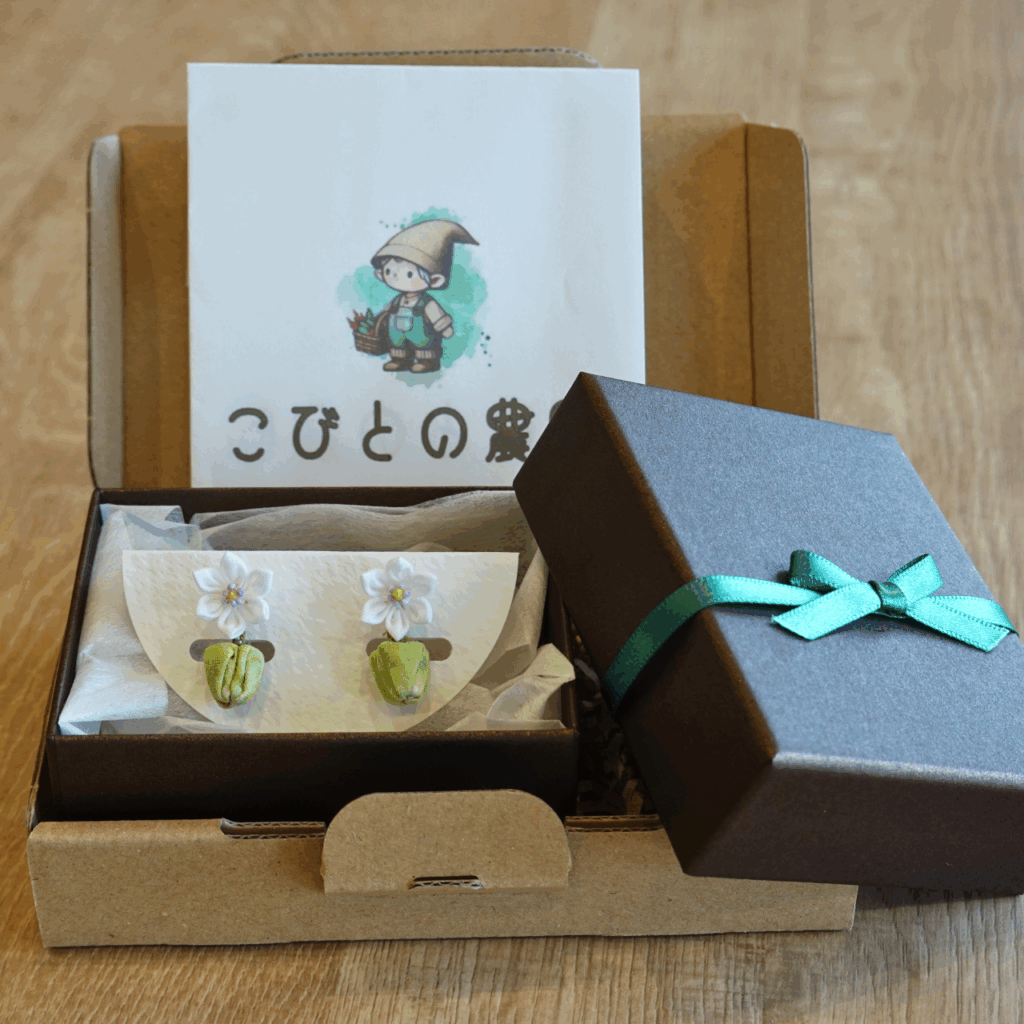 にしみのおやさいクレヨン×こびとの農園 つまみ細工「ピーマンのピアス・イヤリング」到着イメージ