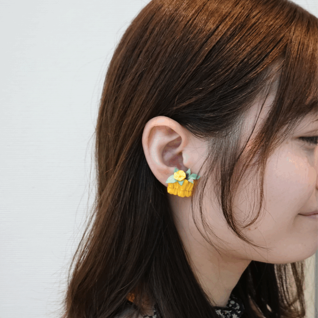 つまみ細工「カボチャ（ペポカボチャ）のピアス・イヤリング」～にしみのおやさいクレヨン×こびとの農園～着画写真