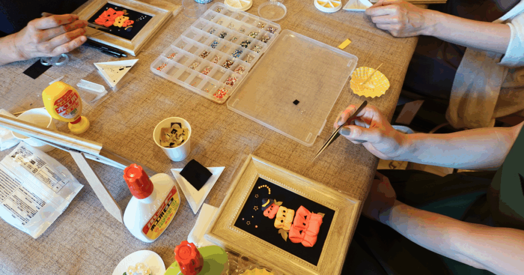 【ワークショップ実施報告】2025年9月15日（月・祝）こびとの農園×Cafe Licorice (カフェ リコリス)「ハロウィンフレーム」ラインストーン