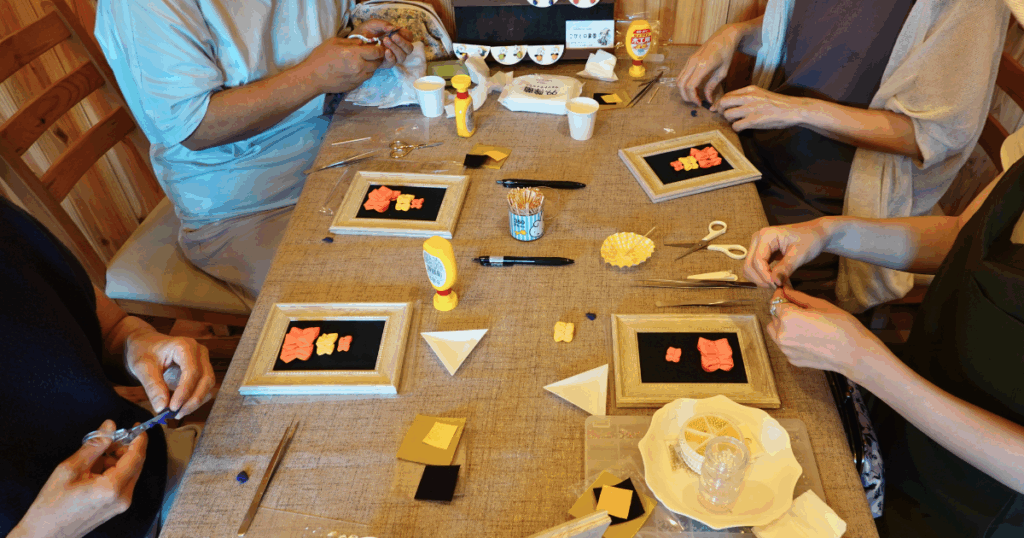 【ワークショップ実施報告】2025年9月15日（月・祝）こびとの農園×Cafe Licorice (カフェ リコリス)「ハロウィンフレーム」講座風景