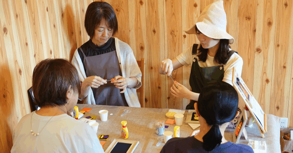 【ワークショップ実施報告】2025年9月15日（月・祝）こびとの農園×Cafe Licorice (カフェ リコリス)「ハロウィンフレーム」ワークショップ風景