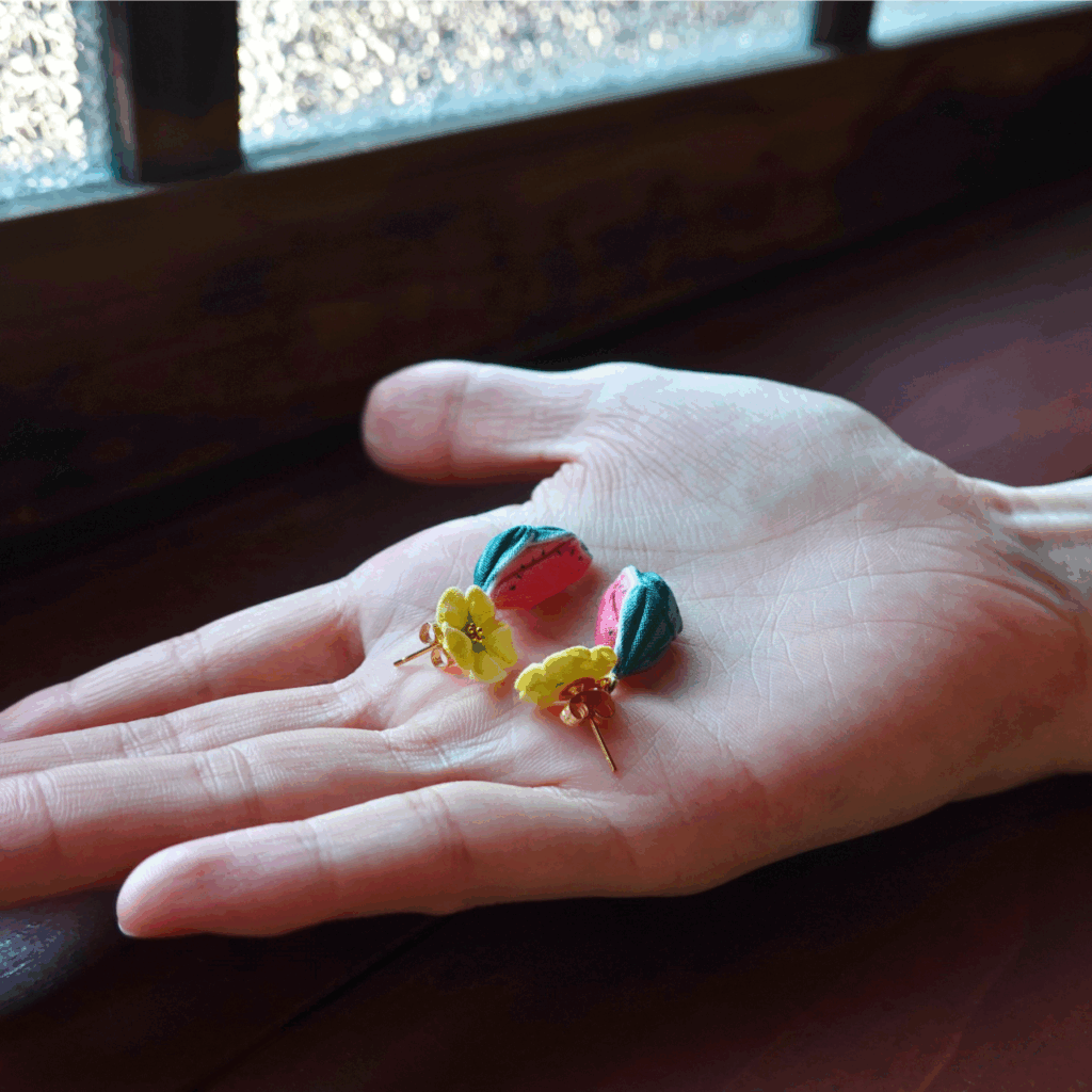 つまみ細工「スイカのピアス・イヤリング」手の大きさと比較する写真