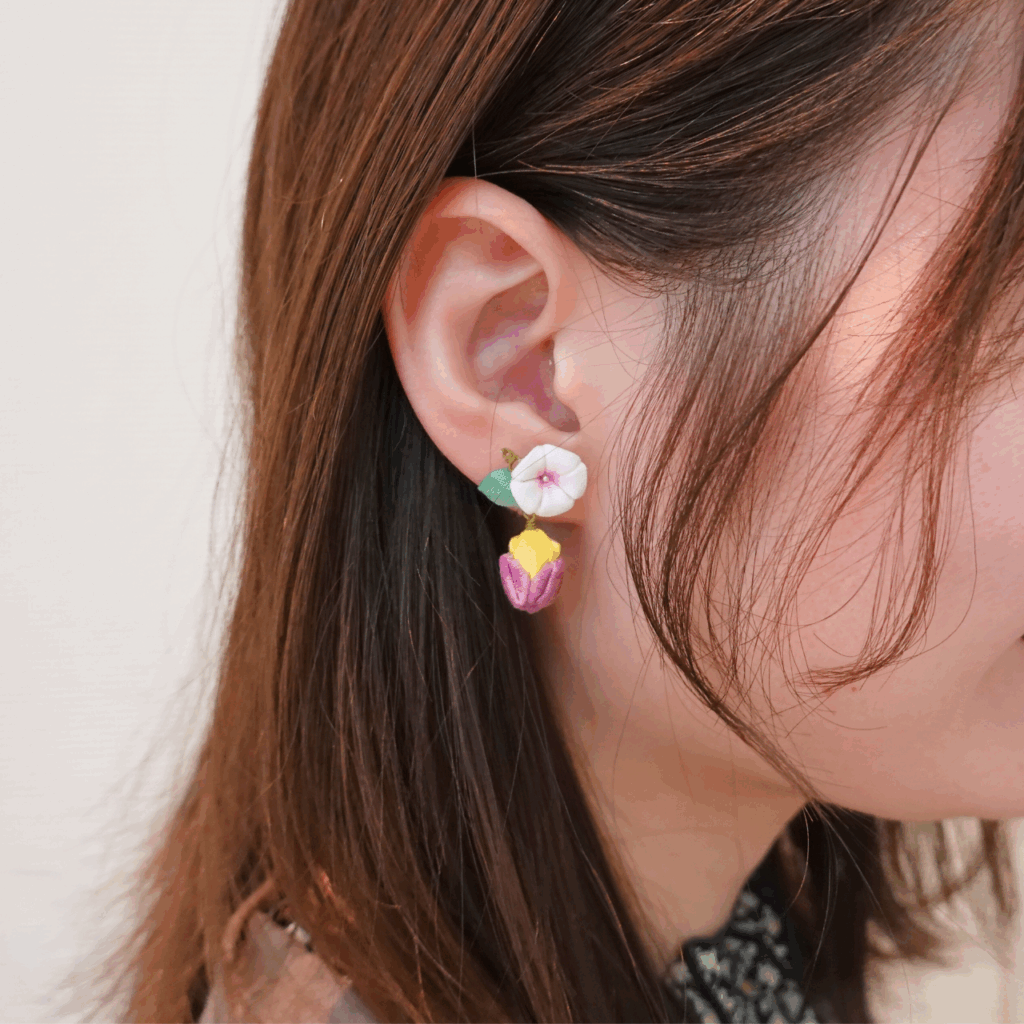 つまみ細工「サツマイモ(紅はるか)のピアス・イヤリング」着画写真