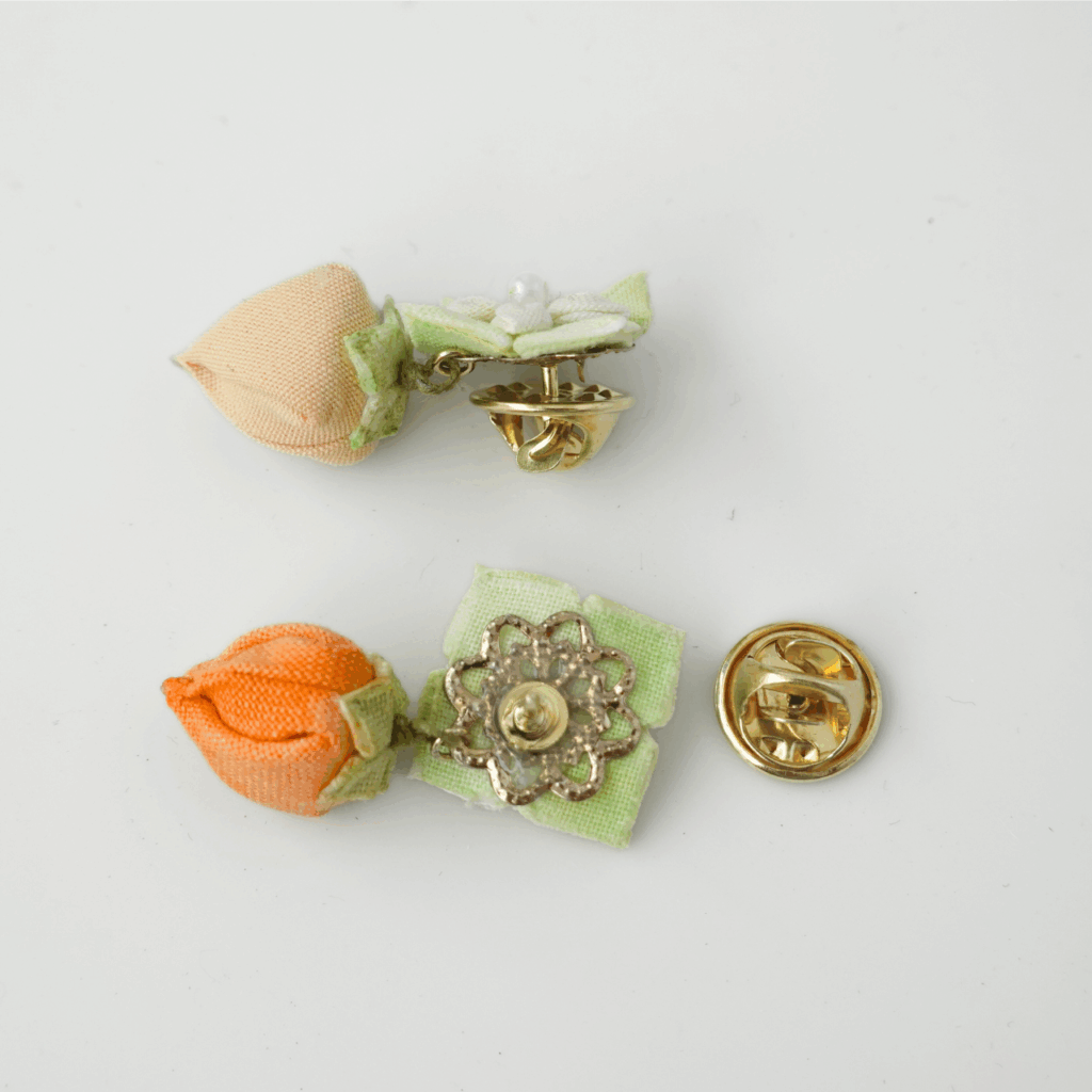 つまみ細工「堂上蜂屋柿のピンバッジ」～KURAKIN のこり染め～商品裏側