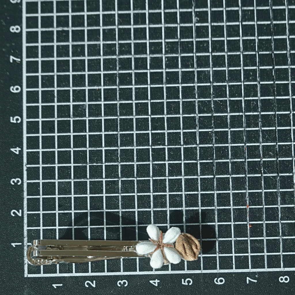 つまみ細工「コーヒーのネクタイピン」~にしみのおやさいクレヨン~サイズ確認