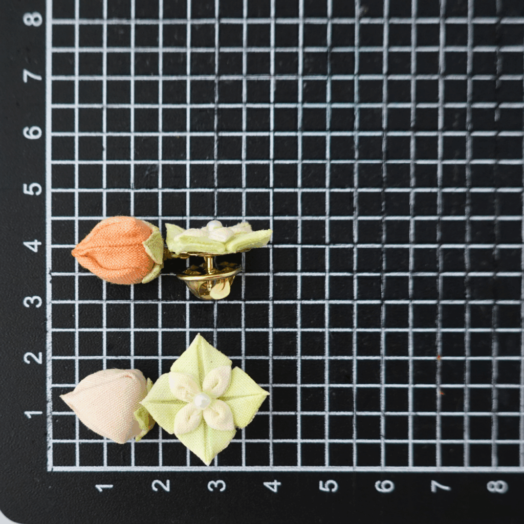 つまみ細工「堂上蜂屋柿のピンバッジ」～KURAKIN のこり染め～サイズ確認