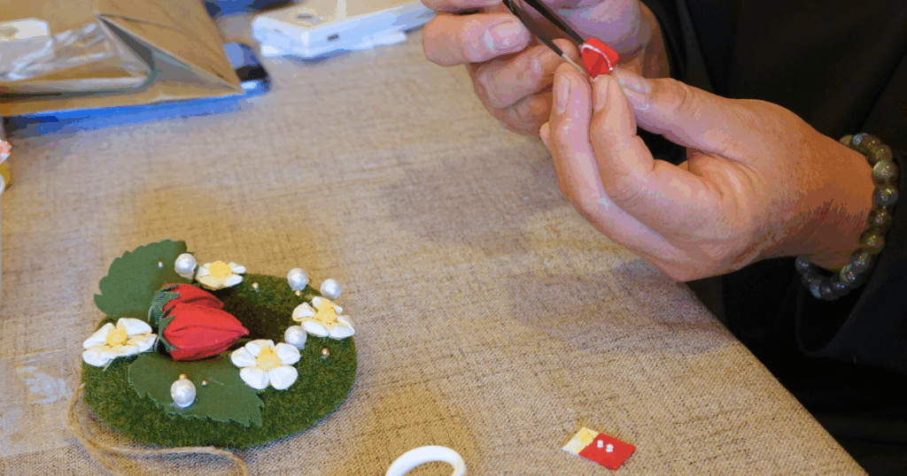 【ワークショップ実施報告】2025年11月6日(木)こびとの農園×Cafe Licorice (カフェ リコリス)「イチゴの小さなクリスマスリース」 手元