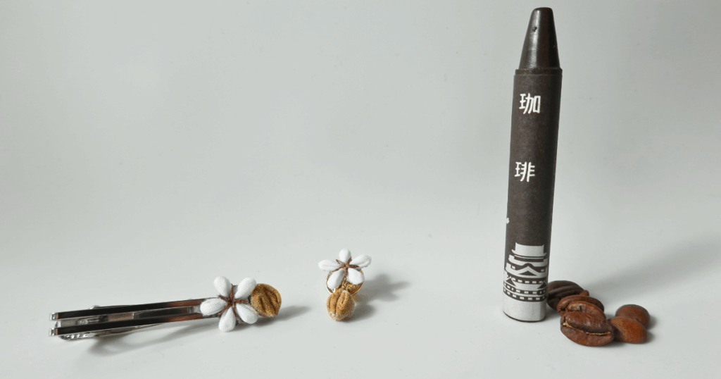 コーヒのおやさいクレヨン・ネクタイピンとピンバッジ（横）クレヨンとコーヒー豆（白背景）