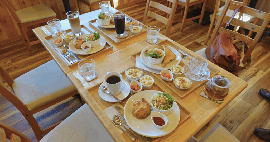 【ワークショップ実施報告】2025年11月6日(木)こびとの農園×Cafe Licorice (カフェ リコリス)「イチゴの小さなクリスマスリース」ブランチの様子