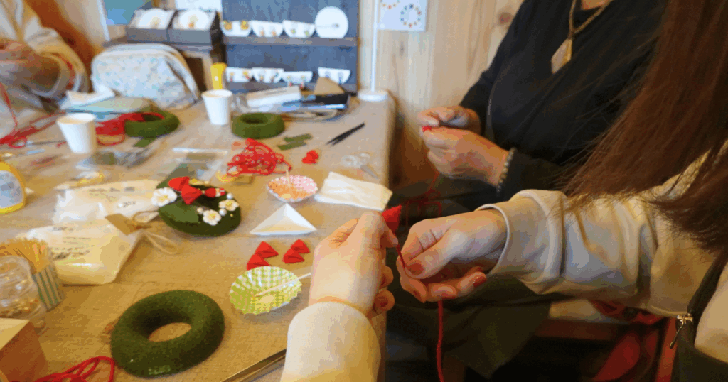 【ワークショップ実施報告】2025年11月6日(木)こびとの農園×Cafe Licorice (カフェ リコリス)「イチゴの小さなクリスマスリース」糸巻き