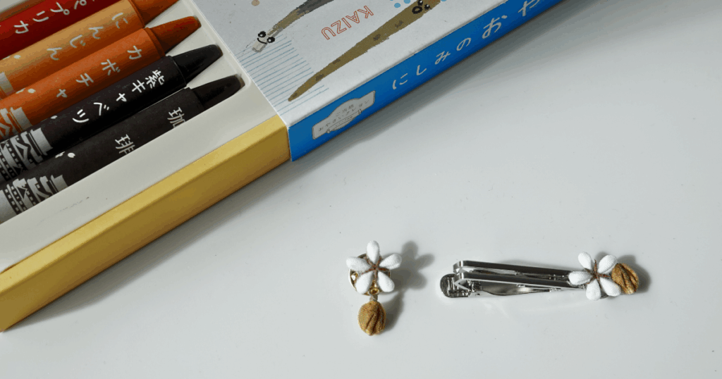 コーヒのおやさいクレヨン・ネクタイピンとピンバッジ（横）白背景