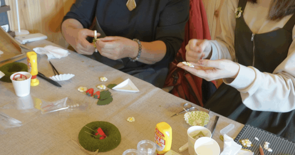 【ワークショップ実施報告】2025年11月6日(木)こびとの農園×Cafe Licorice (カフェ リコリス)「イチゴの小さなクリスマスリース」制作途中