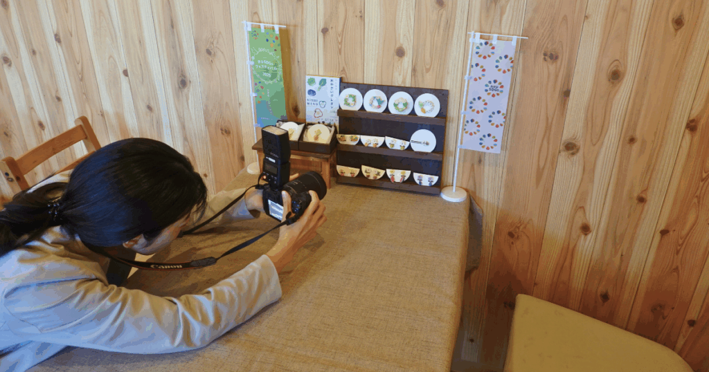 【ワークショップ実施報告】2025年11月6日(木)こびとの農園×Cafe Licorice (カフェ リコリス)「イチゴの小さなクリスマスリース」物撮り