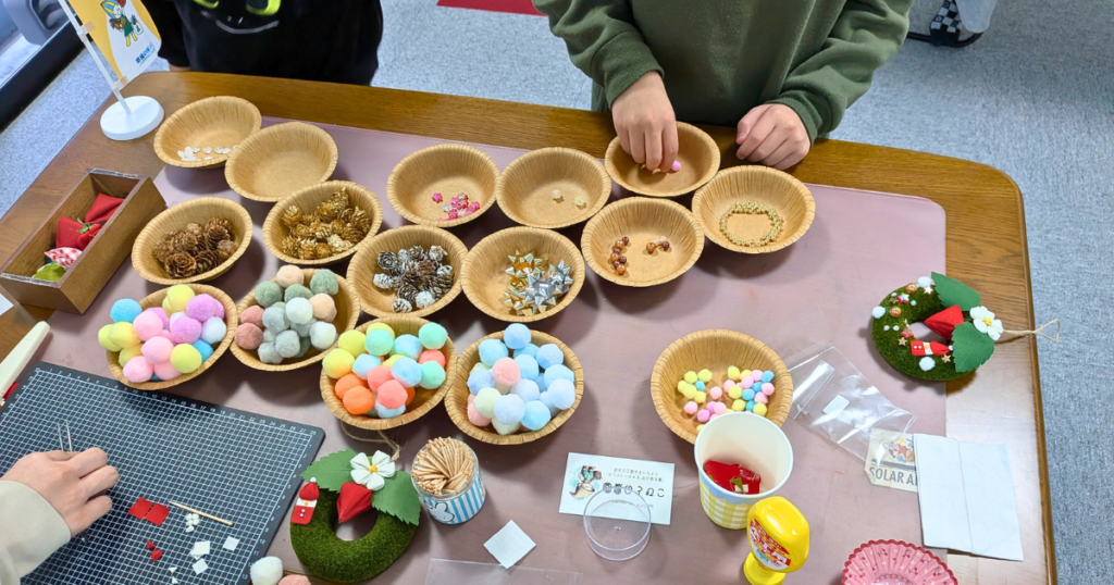 【ワークショップ実施報告】2025年12月14日（日）こびとの農園×にこにこ塾「イチゴの小さなクリスマスリース」 飾り付け