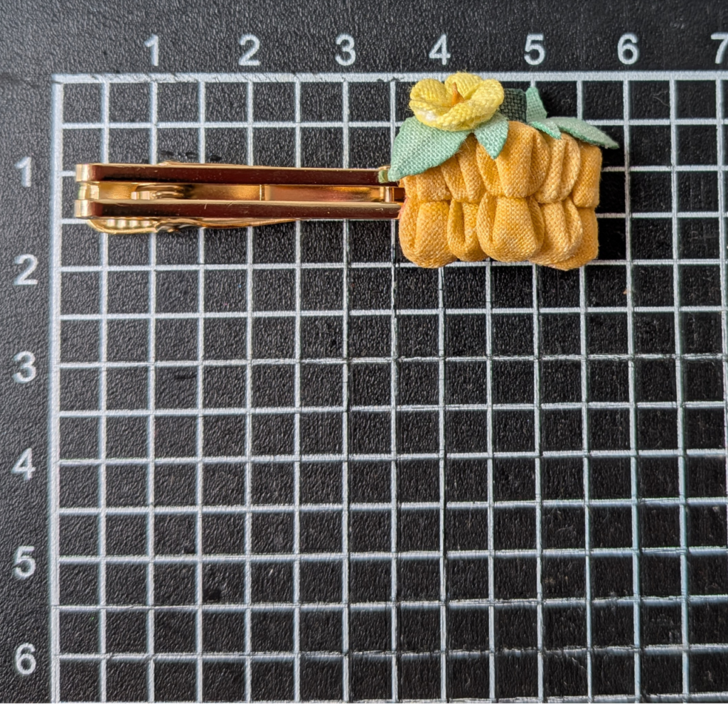 つまみ細工「カボチャ(ペポカボチャ)のネクタイピン」サイズ確認