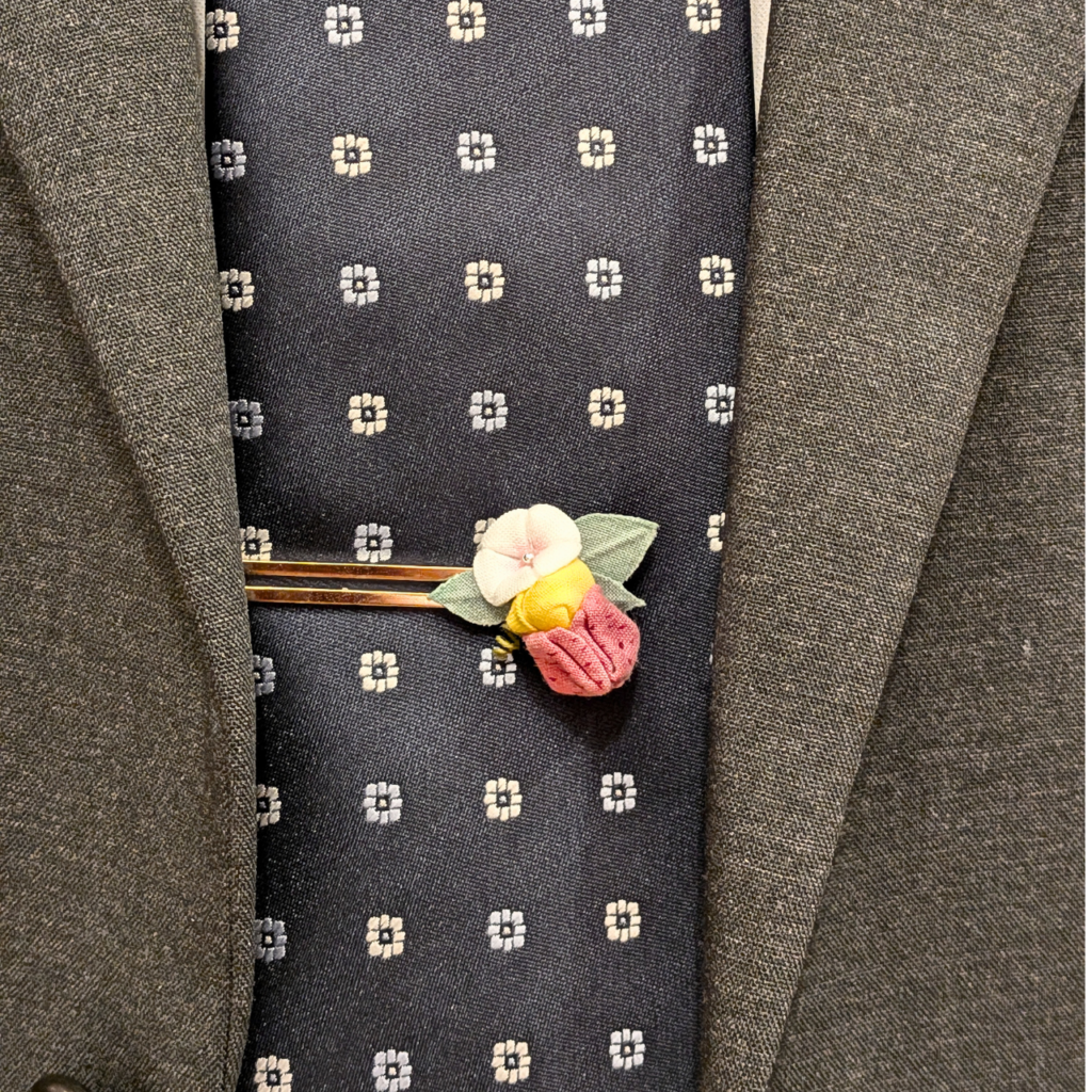 つまみ細工「サツマイモ（紅はるか）のネクタイピン」着画