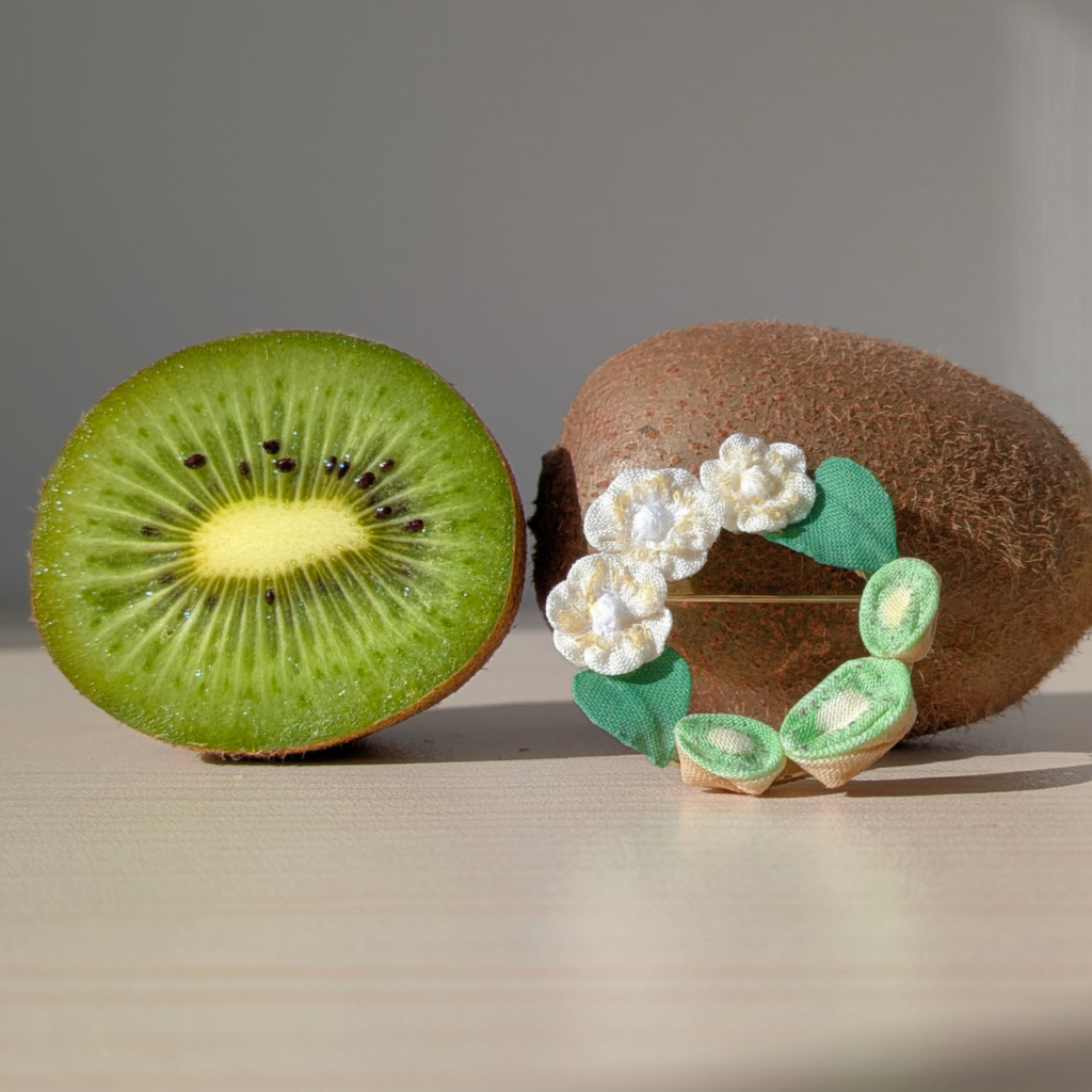 つまみ細工「ほらどキウイのブローチ」 本物のほらどキウイとの写真