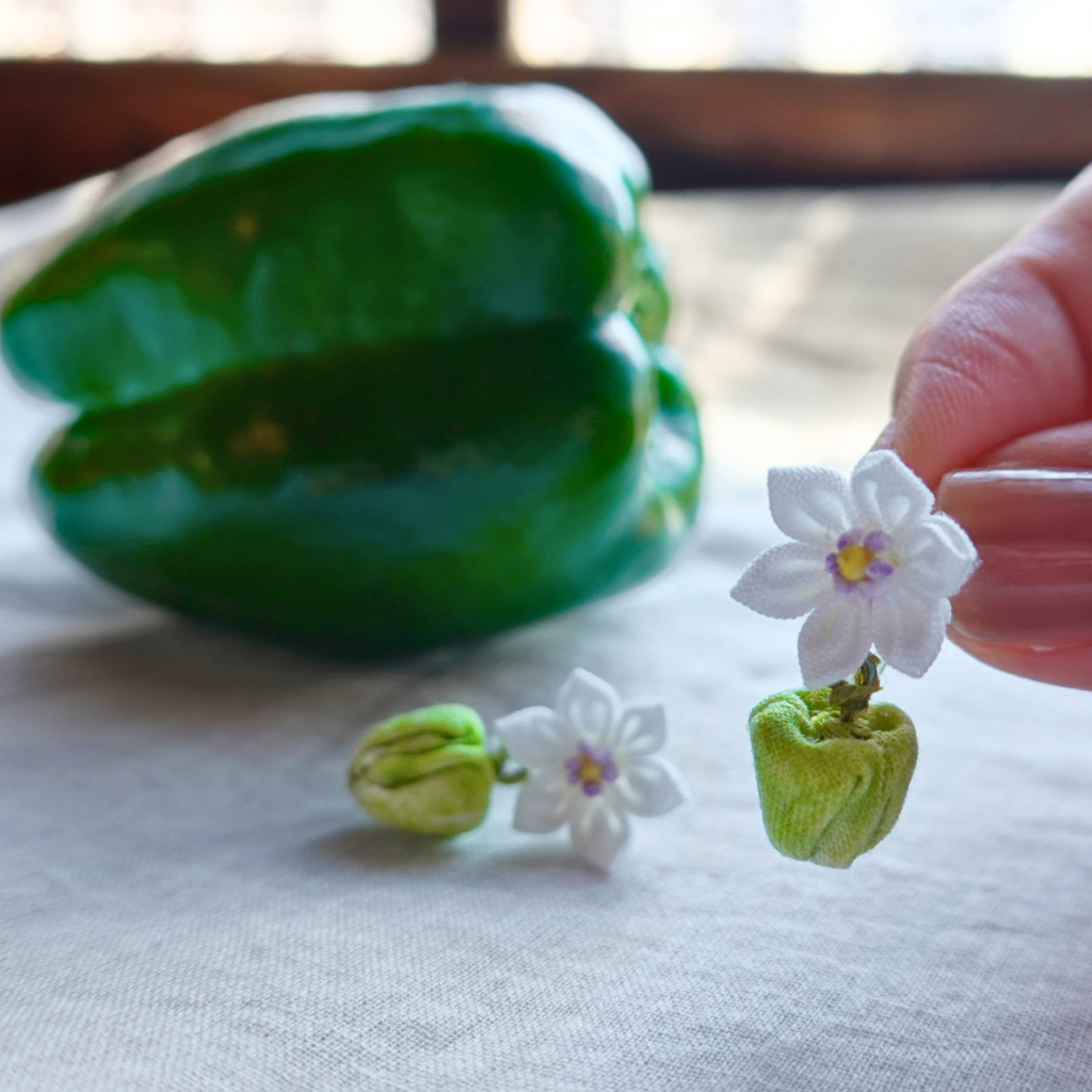 つまみ細工「ピーマンのピアス・イヤリング」～にしみのおやさいクレヨン×こびとの農園～本物のピーマンとの写真