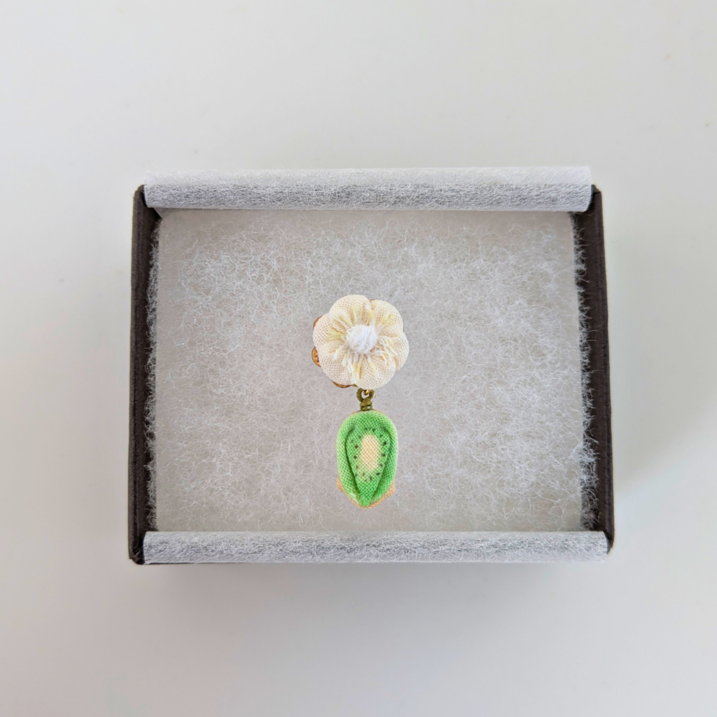 つまみ細工「ほらどキウイのピンバッジ」箱に入った写真