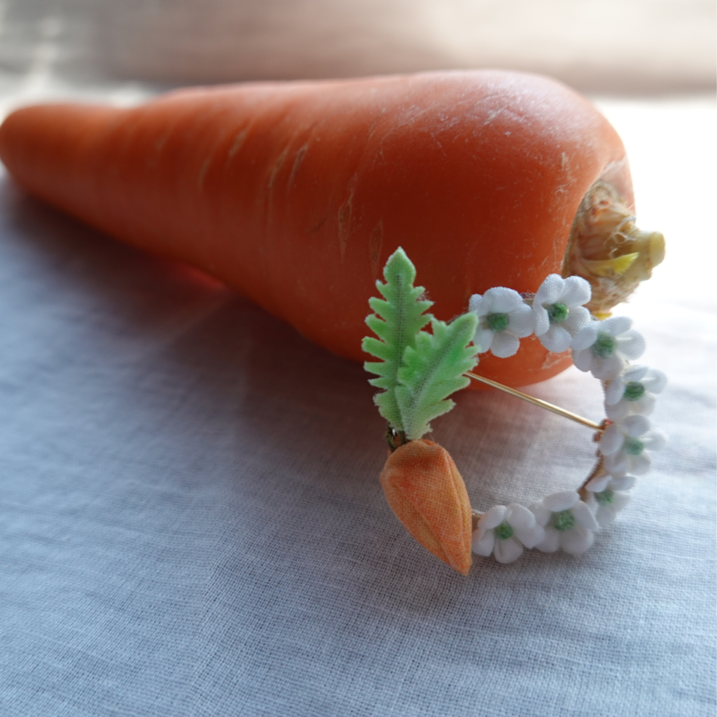 つまみ細工「春にんじんのブローチ」本物のニンジンとの写真