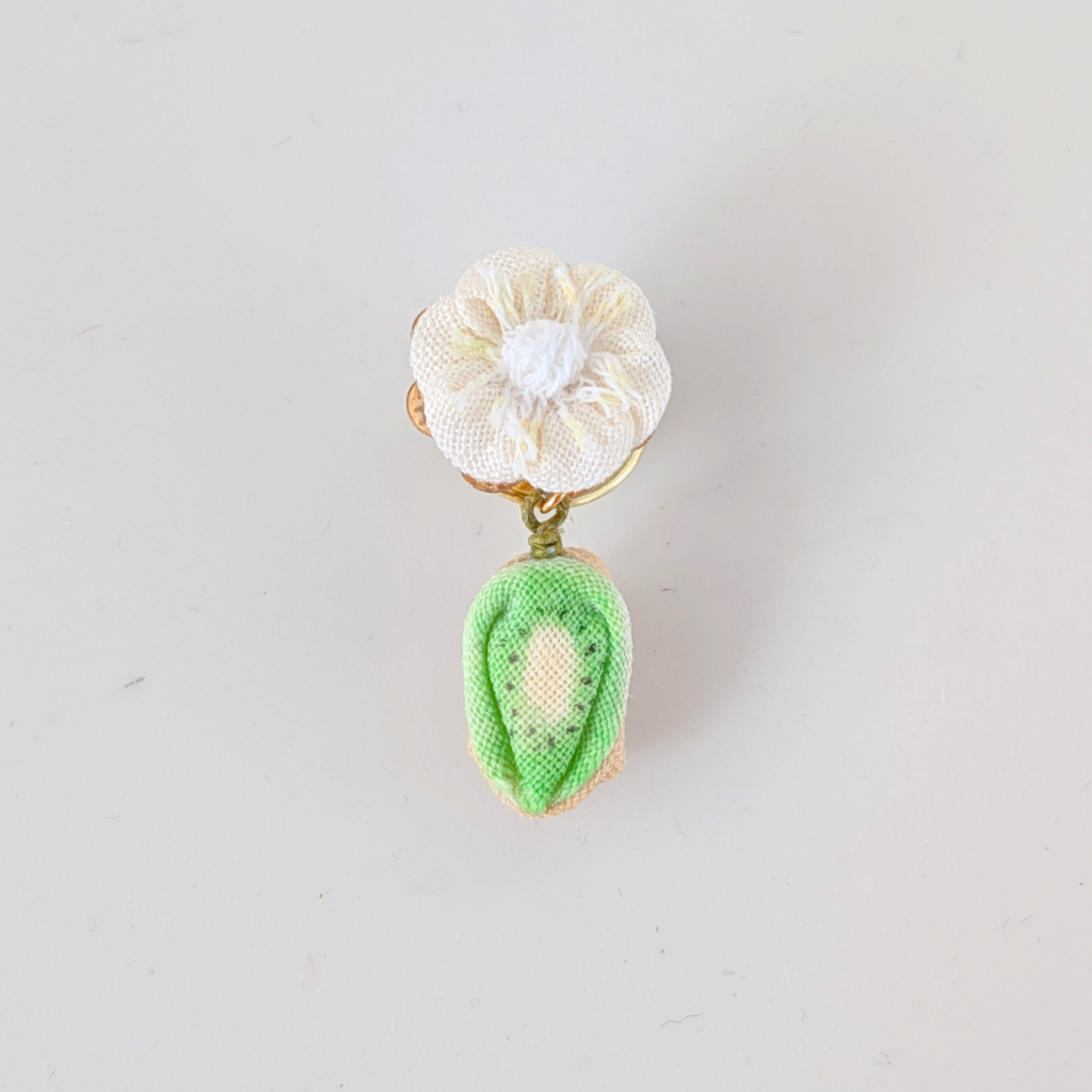 つまみ細工「ほらどキウイのピンバッジ」正面からの写真