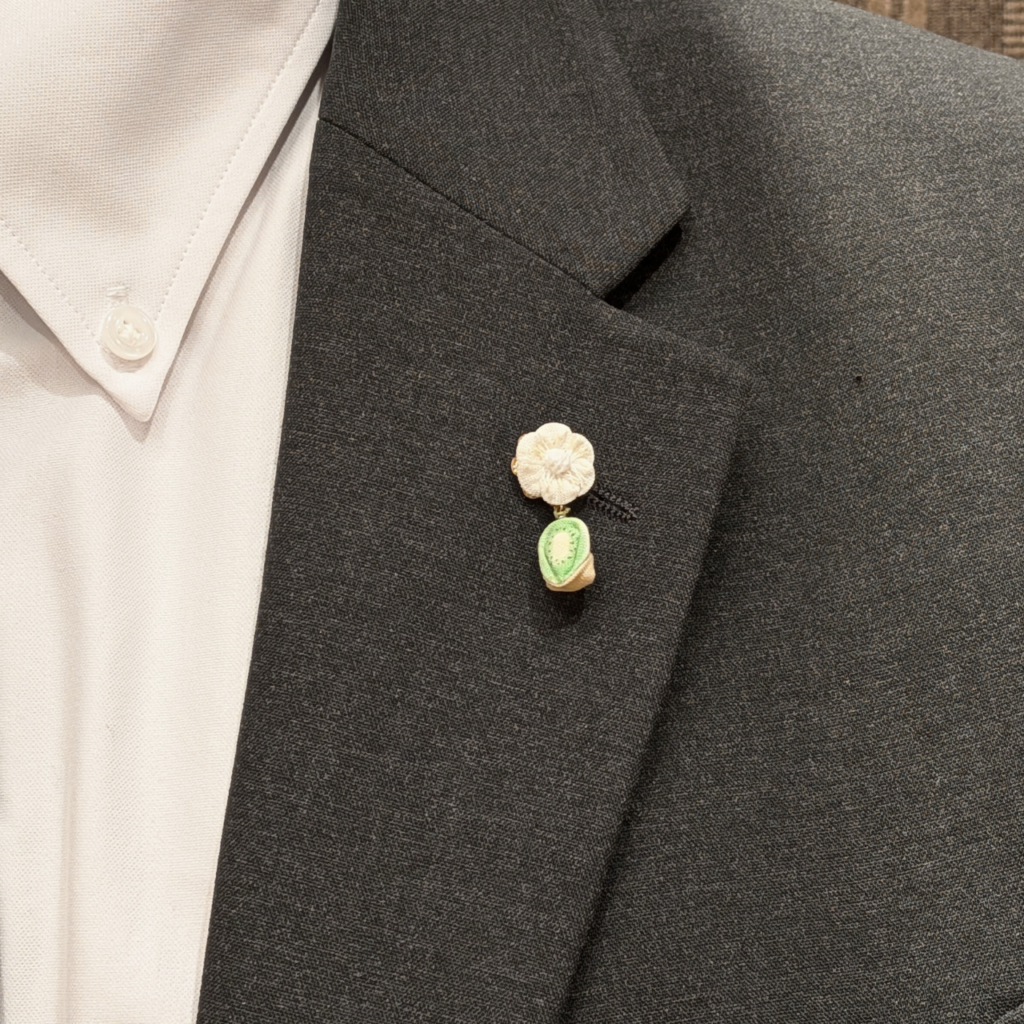 つまみ細工「ほらどキウイのピンバッジ」