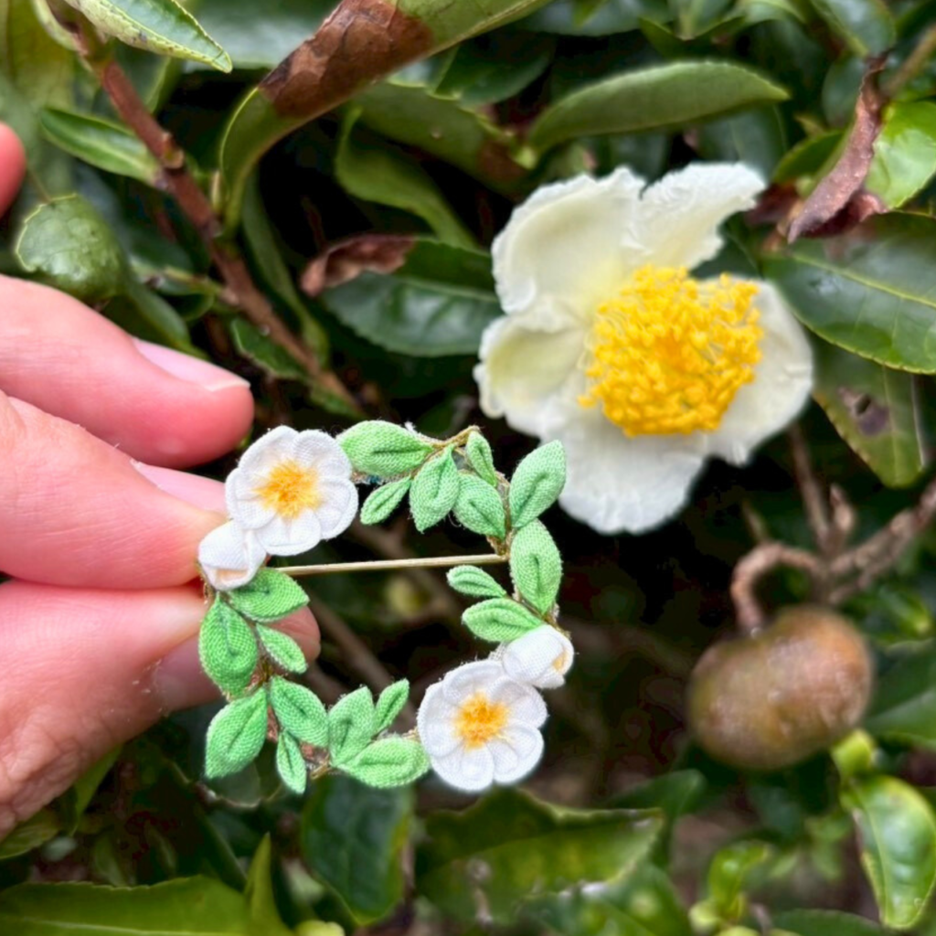 つまみ細工「お茶のブローチ」本物の花と実との写真