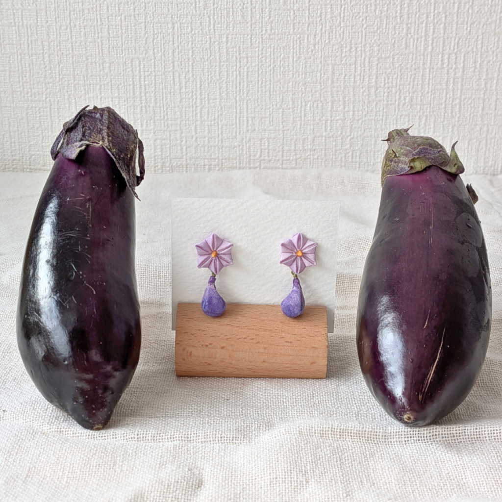 つまみ細工「千両なすのピアス・イヤリング」　本物との写真