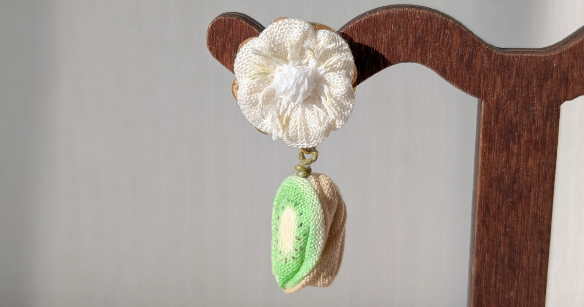 つまみ細工「ほらどキウイのピンバッジ」