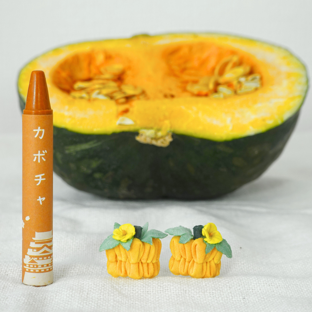 つまみ細工「カボチャ（ペポカボチャ）のピアス・イヤリング」～にしみのおやさいクレヨン×こびとの農園～本物のカボチャとの写真