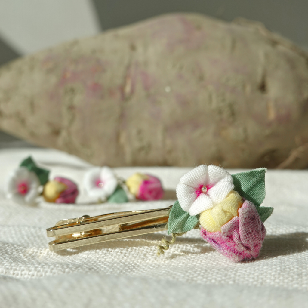 つまみ細工「サツマイモ（紅はるか）のネクタイピン」本物のサツマイモとの写真