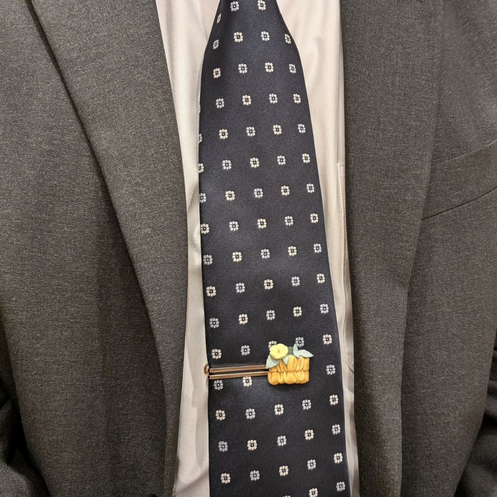 つまみ細工「カボチャ(ペポカボチャ)のネクタイピン」着画写真