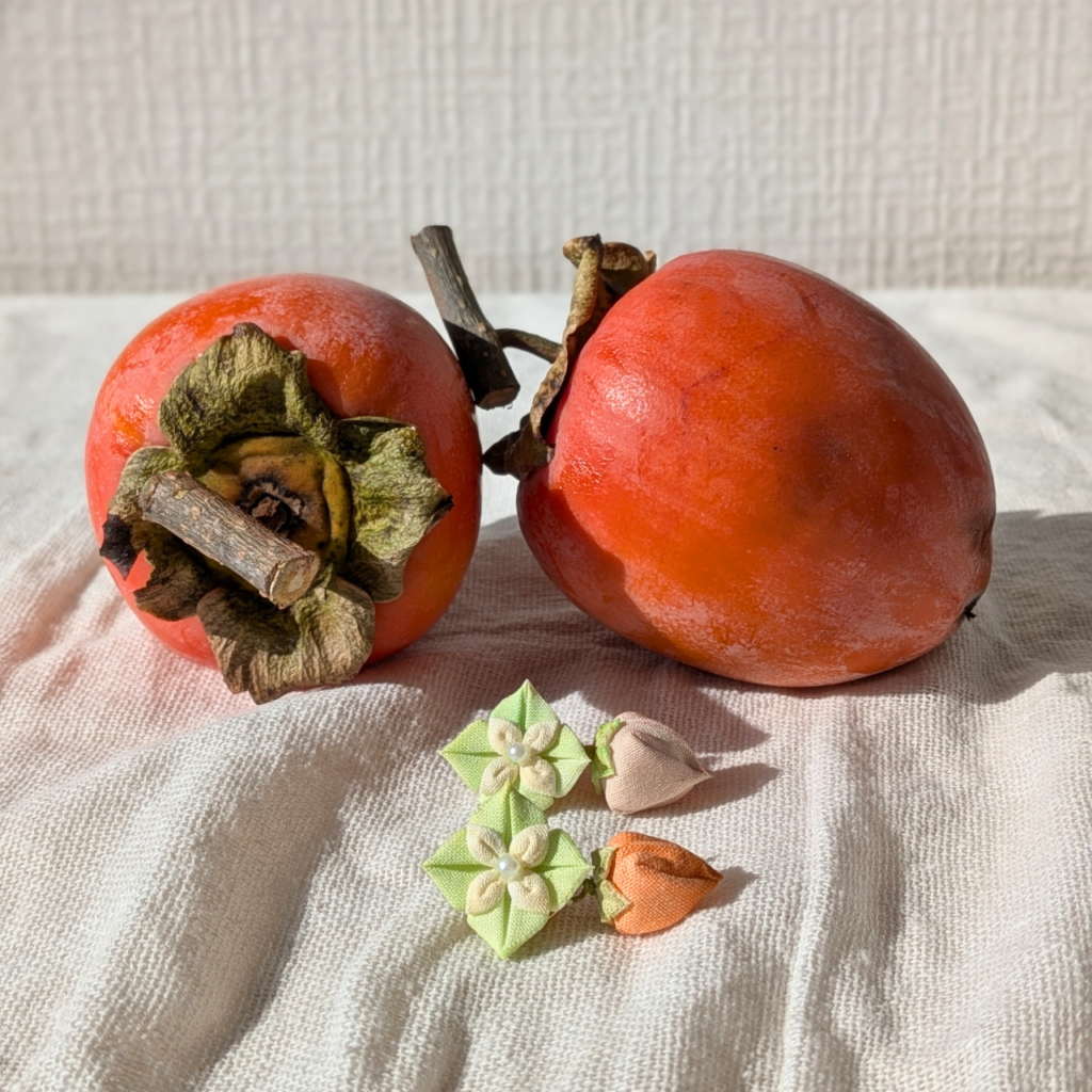 つまみ細工「堂上蜂屋柿のピンバッジ」～のこり染～本物のカキとの写真