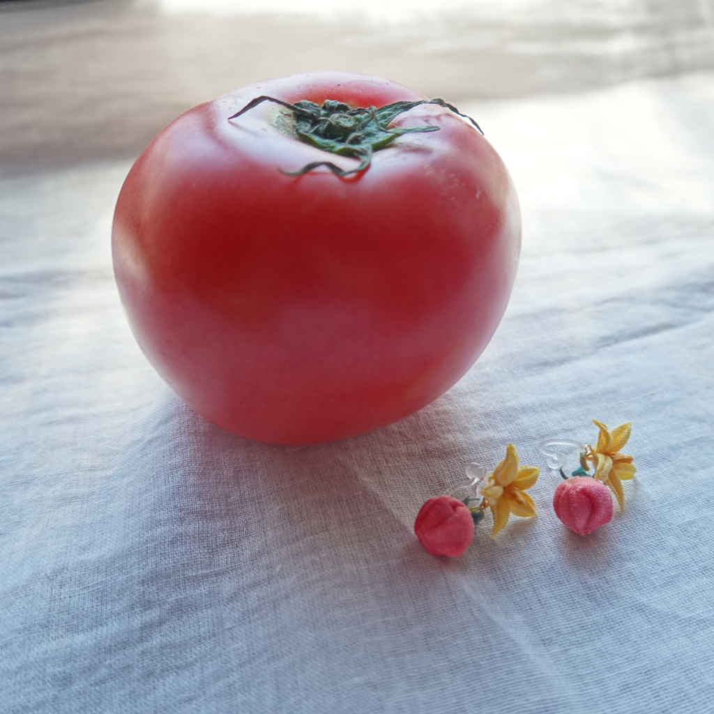 つまみ細工「トマトのピアス・イヤリング」本物のトマトとの写真