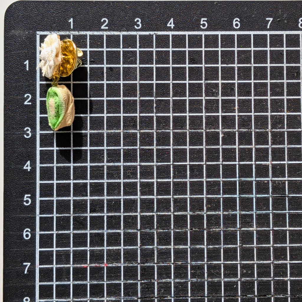 つまみ細工「ほらどキウイのピンバッジ」サイズ確認写真