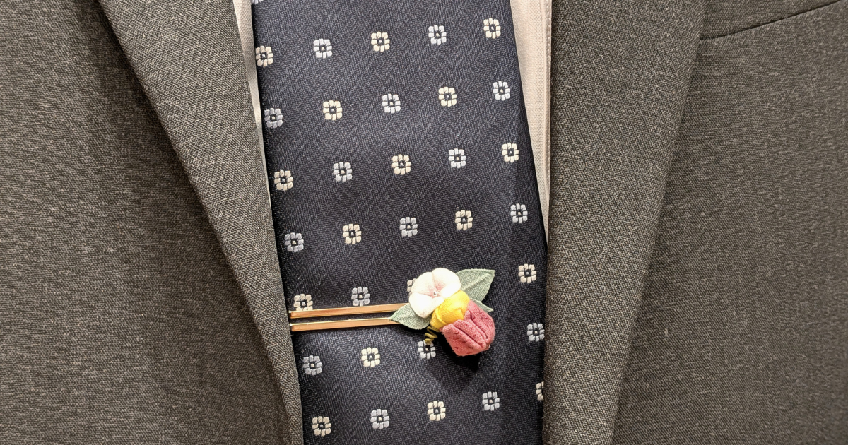 つまみ細工「サツマイモ（紅はるか）のネクタイピン」について　アイキャッチ