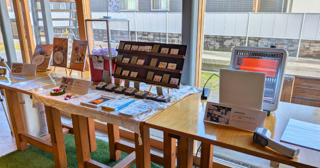 【受賞】こびとの農園の事業内容が、令和7年度関市ビジネスプランコンテストで受賞しました。 ~展示の様子~