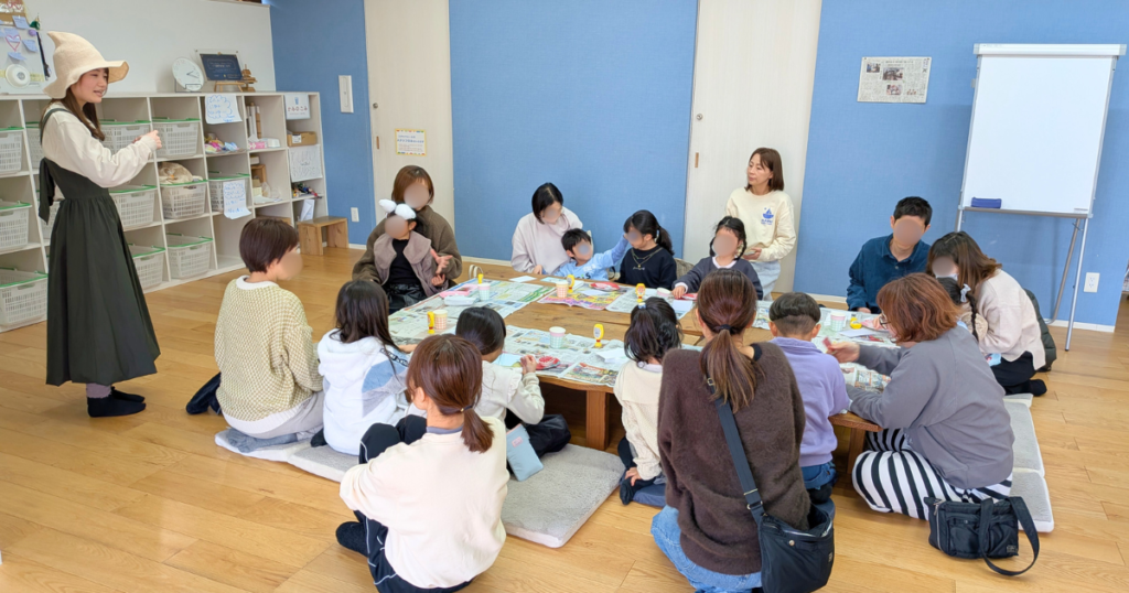 【ワークショップ実施報告】2026年02月01日(日)こびとの農園×学童スクール HARU kids club「とどいて嬉しい!つまみ細工の春絵手紙」説明している様子