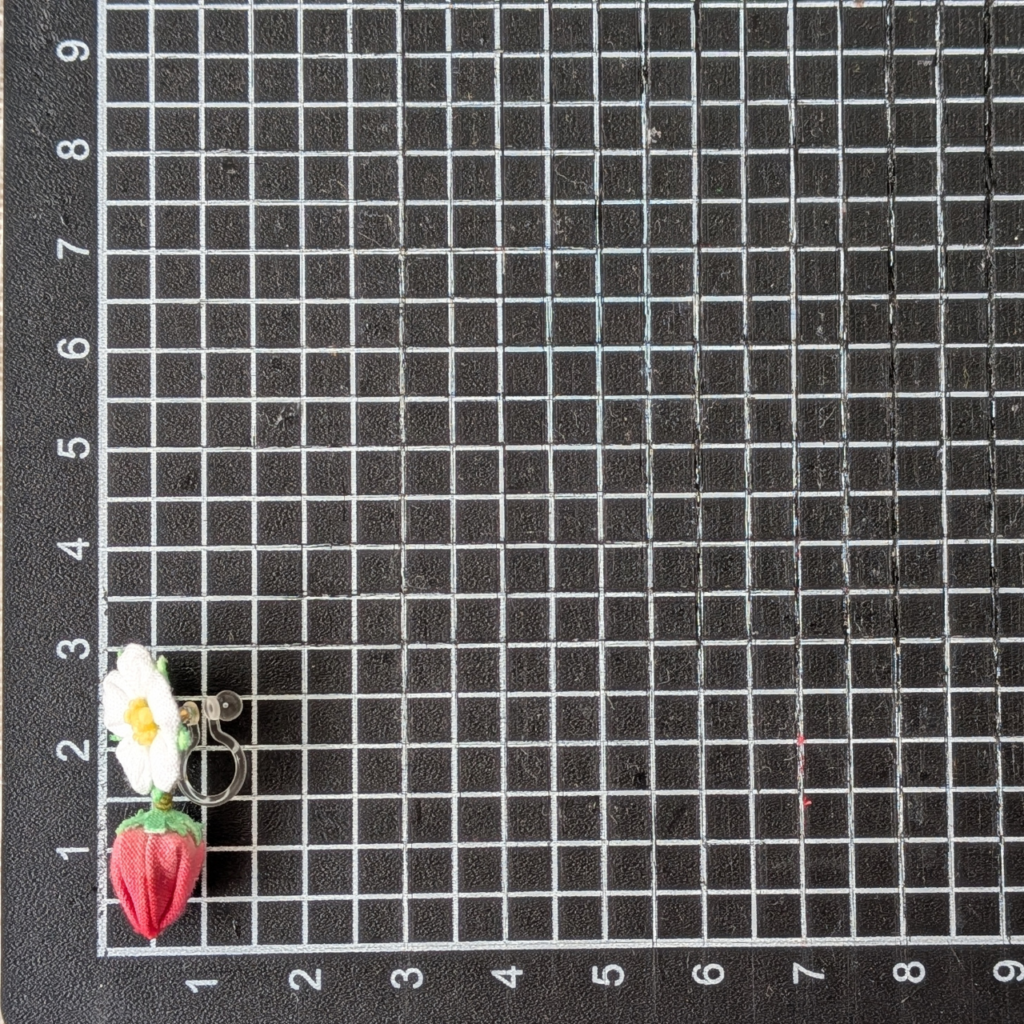 つまみ細工「イチゴ（美濃娘）の耳飾り」サイズ確認