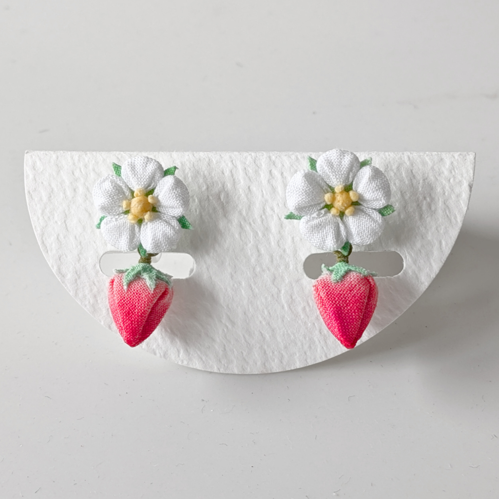 つまみ細工「イチゴ（美濃娘）の耳飾り」