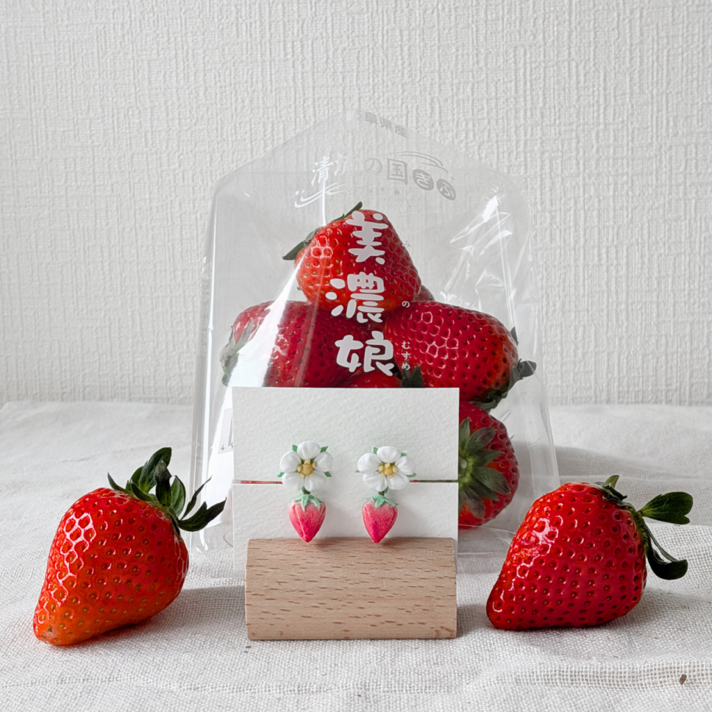 つまみ細工「イチゴ（美濃娘）の耳飾り」本物との写真