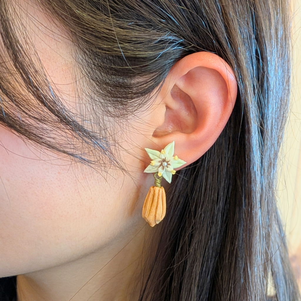 つまみ細工「カカオのピアス・イヤリング」熟したカカオの着画