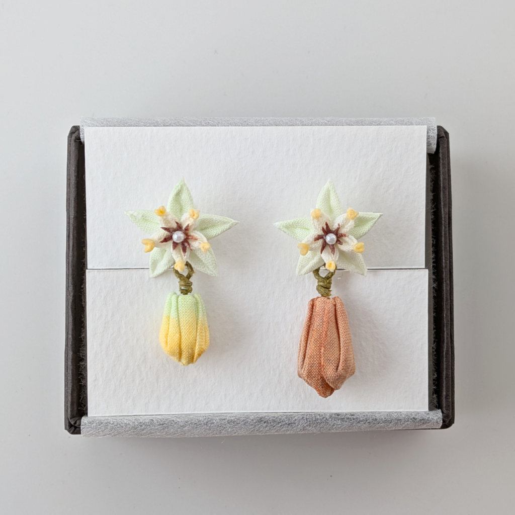 つまみ細工「カカオのピアス・イヤリング」箱入り写真