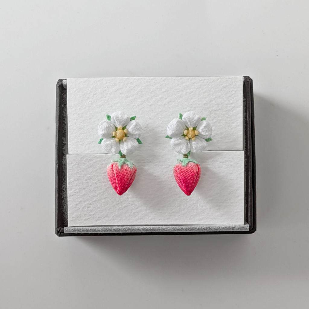つまみ細工「イチゴ（美濃娘）の耳飾り」箱入り写真