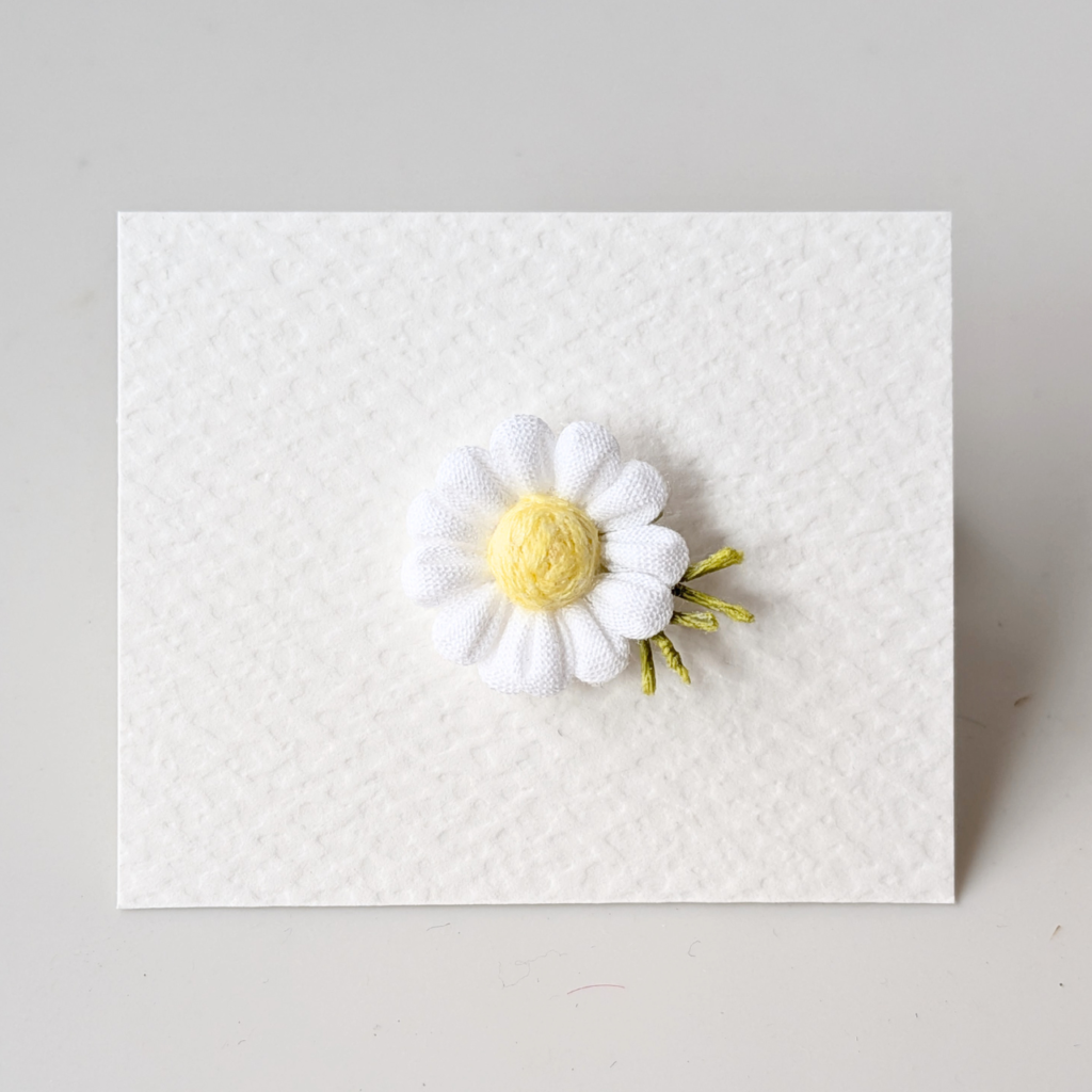 つまみ細工「カモミールのピンバッジ」