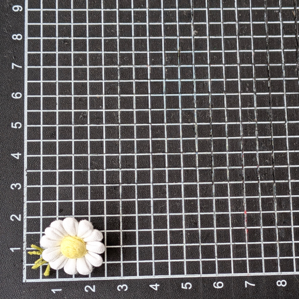 つまみ細工「カモミールのピンバッジ」サイズ確認