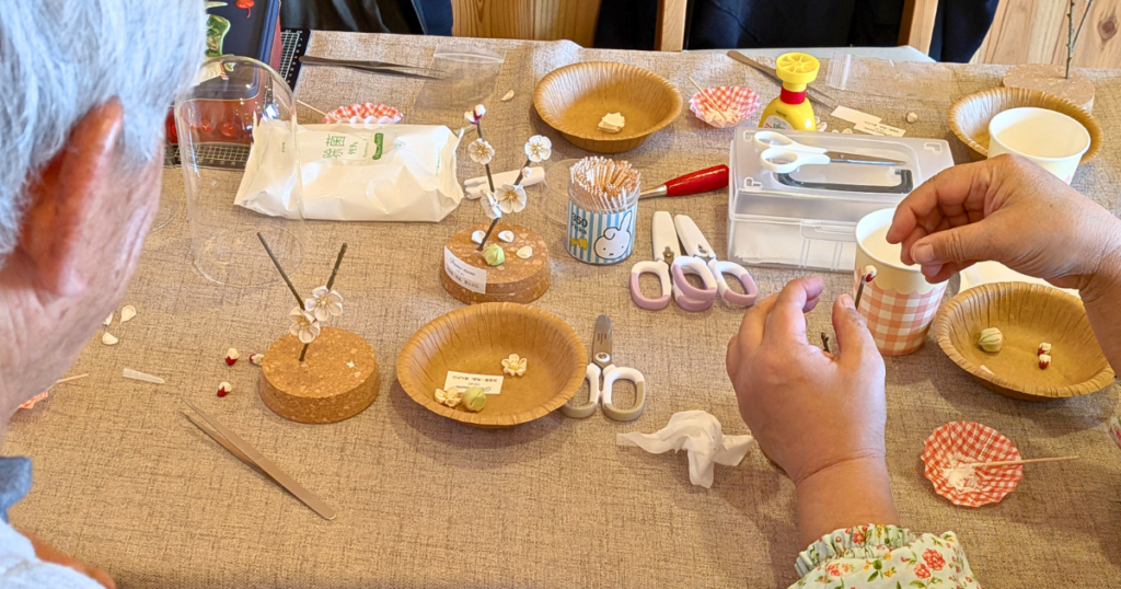 【ワークショップ実施報告】2026年3月7日（土）こびとの農園×Cafe Licorice (カフェ リコリス)「ウメのガラスドーム」 手元写真